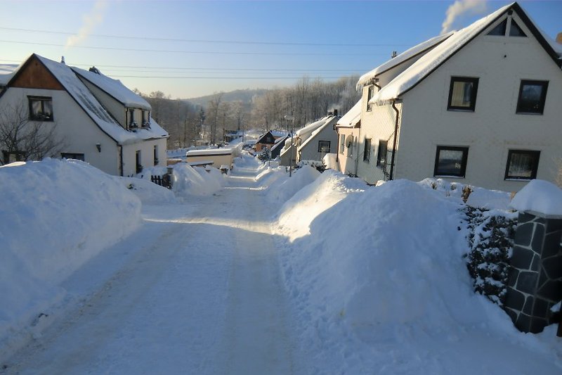 Anwohnerstraße im Winter