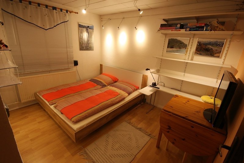 Schlafzimmer mit Doppelbett im EG (3)