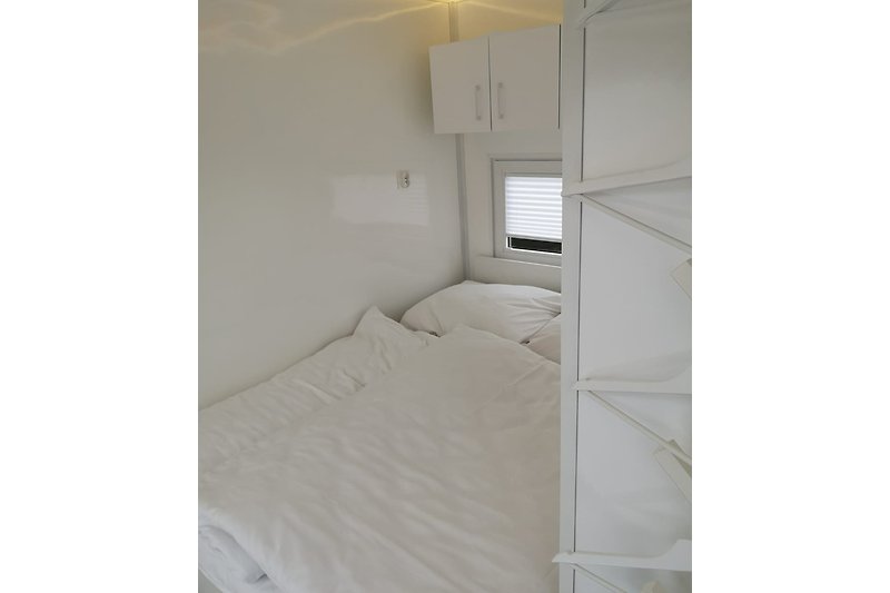 Schlafzimmer mit 140x200 Bett