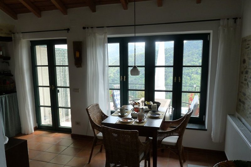Küche mit Essplatz und Panoramafenster