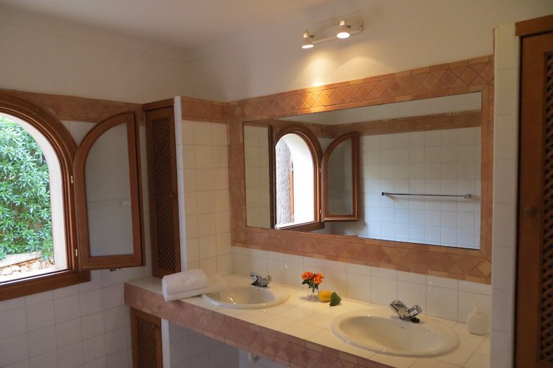 Uno dei tre eleganti bagni con ampia doccia e doppio lavabo.