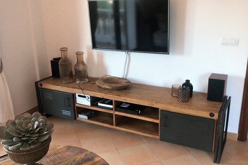 Neugestaltetes Wohnzimmer mit Fernseher/DVD/Stereoanlage
