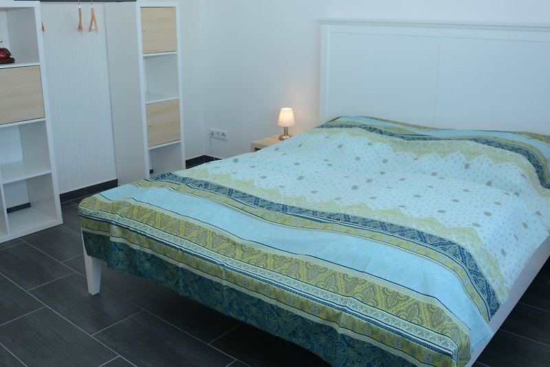 Schlafzimmer 1 unten mit Doppelbett (180x200cm)