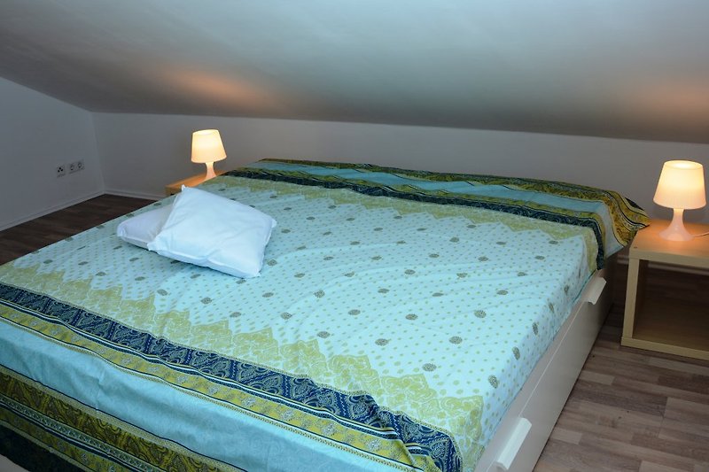 Sypialnia 4 na górze z podwójnym łóżkiem