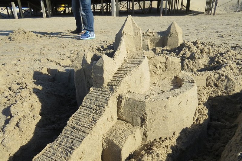 Construire des châteaux sur la plage