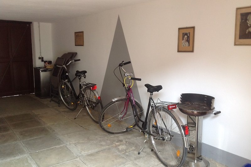 Qui possono essere parcheggiate anche biciclette portate da casa.