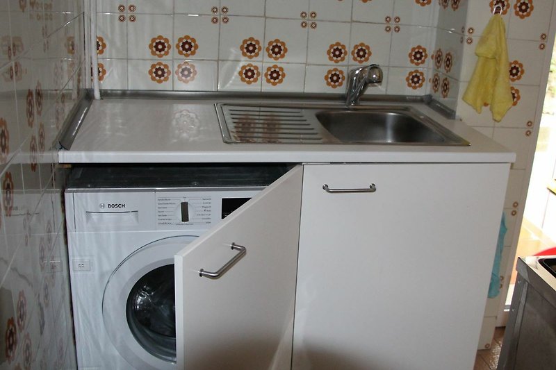 EG: Küche mit Waschmaschine