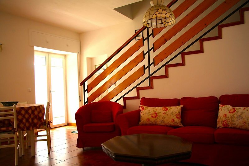 EG: Wohnesszimmer mit bequemer Couch, Holzmöbeln und stilvoller Beleuchtung.