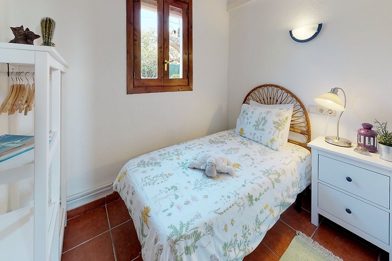 OG: Schlafzimmer mit Einzelbett und Blick in den Garten