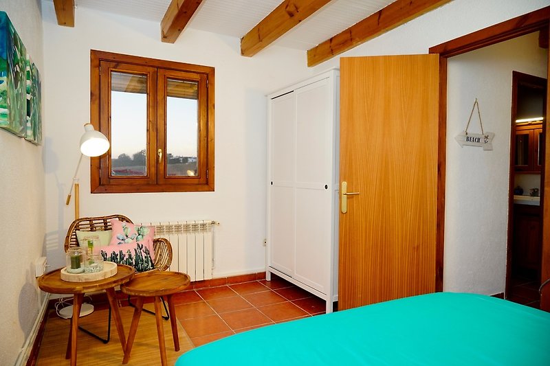 OG: Schlafzimmer Doppelbett, Blick in die Berge