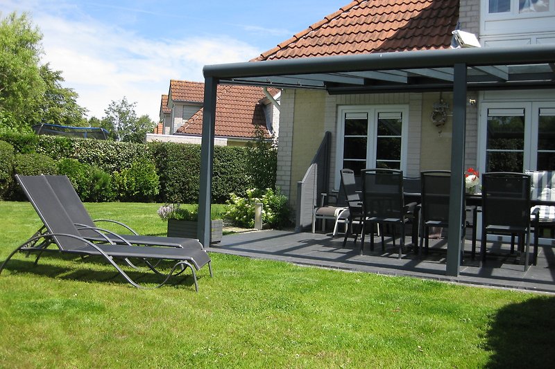 Blickgeschützter Garten mit einer großen Terrasse mit Licht- elektrischer Beschattung + Windschutz.