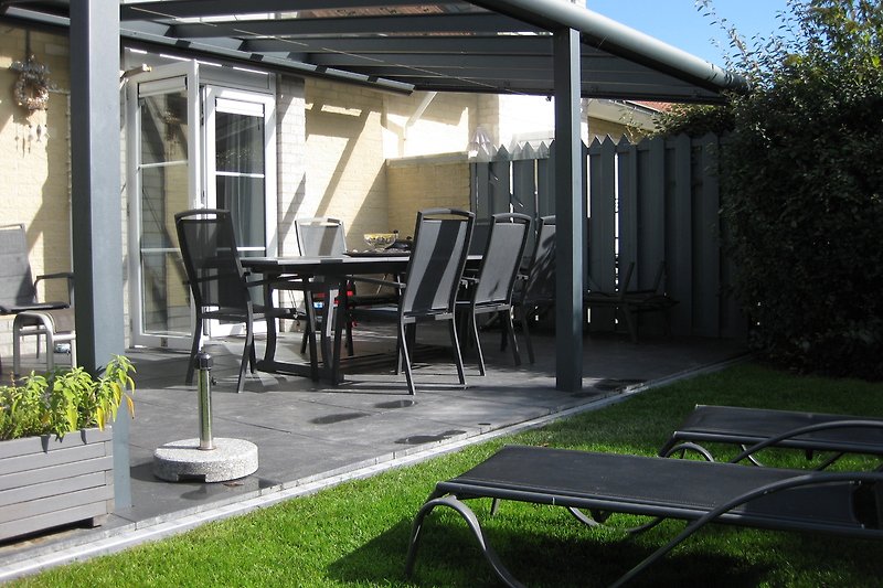 Terrasse mit bequemen Gartenmöbeln und 2,80m Tisch