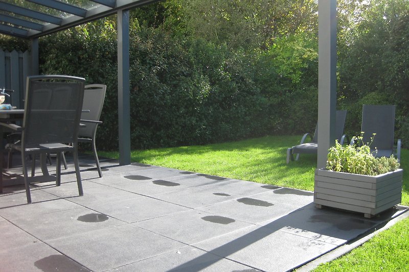 Terrasse mit hochwertigen Gartenmöbeln und 4 Liegen + Webergrill