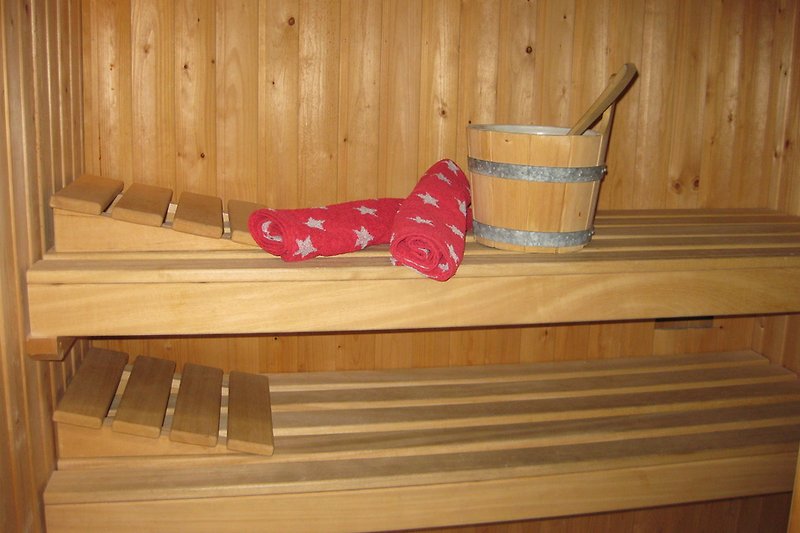 Die finnische Sauna befindet sich oben im Bad.