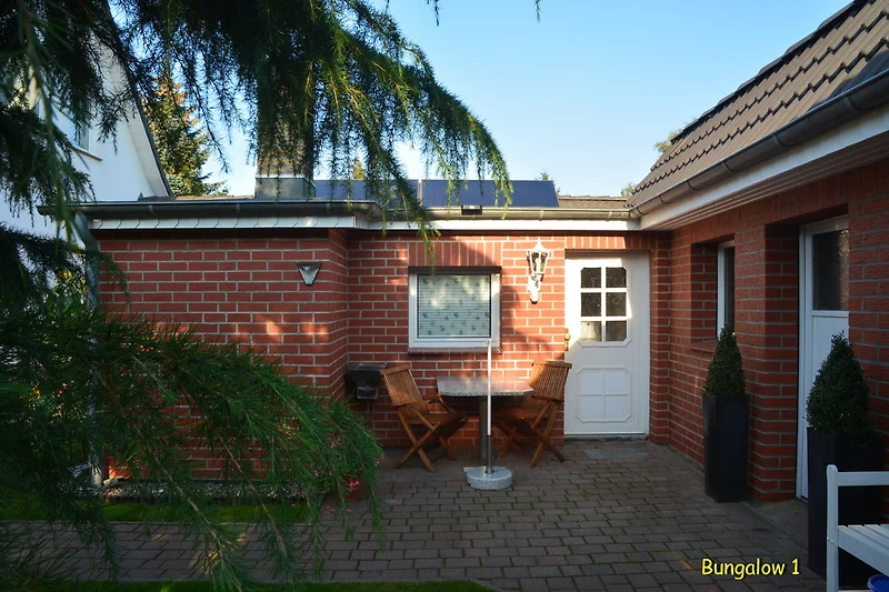 Bungalow 1 van ons vakantiepark is comfortabel en van alle gemakken voorzien. Het is perfect voor gezinnen of kleine groepen die willen genieten van een ontspannende vakantie. Het interieur is gezellig en modern, met voldoende ruimte voor iedereen om te o