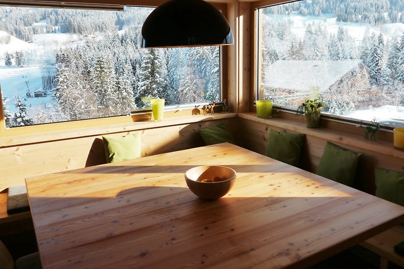 Stół do jedzenia przed panoramicznym oknem