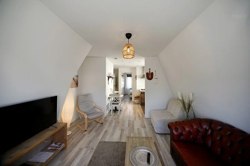 Wohnzimmer mit Holzinterieur und bequemer Couch.