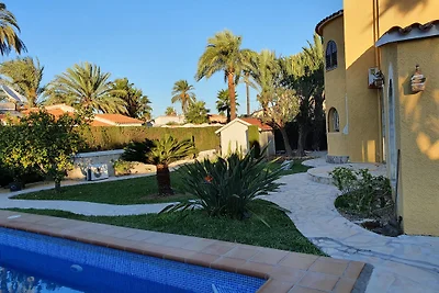 Luxus Villa de Alevtina 200 am Meer