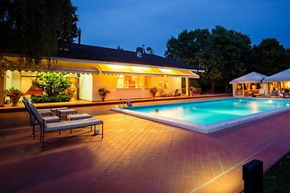 Villa Arezzo con piscina en un lugar aislado