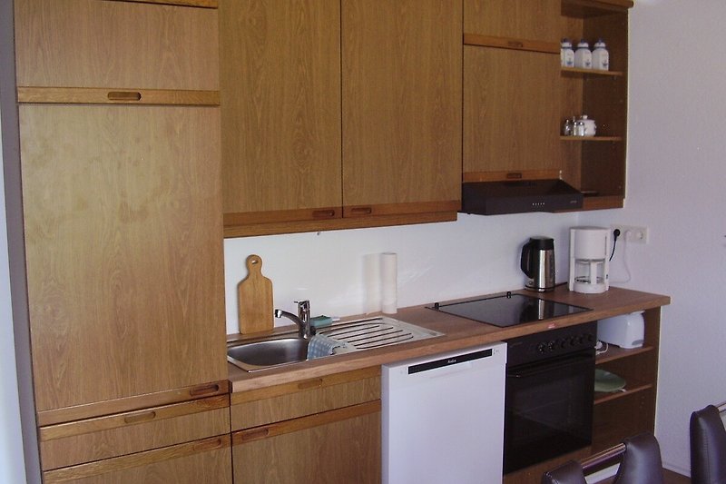 Einbauküche mit Spülmaschine, 4-Plattenherd mit Ceranfeld