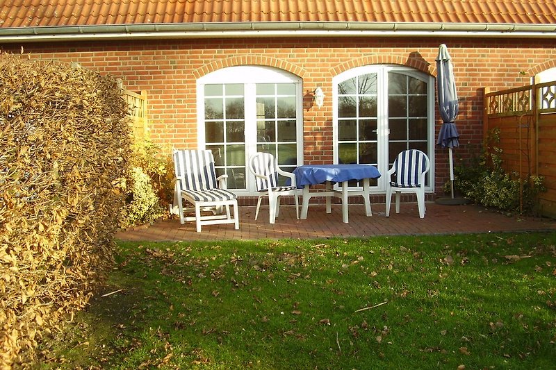 Einladender Garten mit Terrasse mit bequemen Gartenmöbeln
