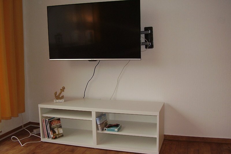Wohnzimmer mit grossem Flachbild-TV