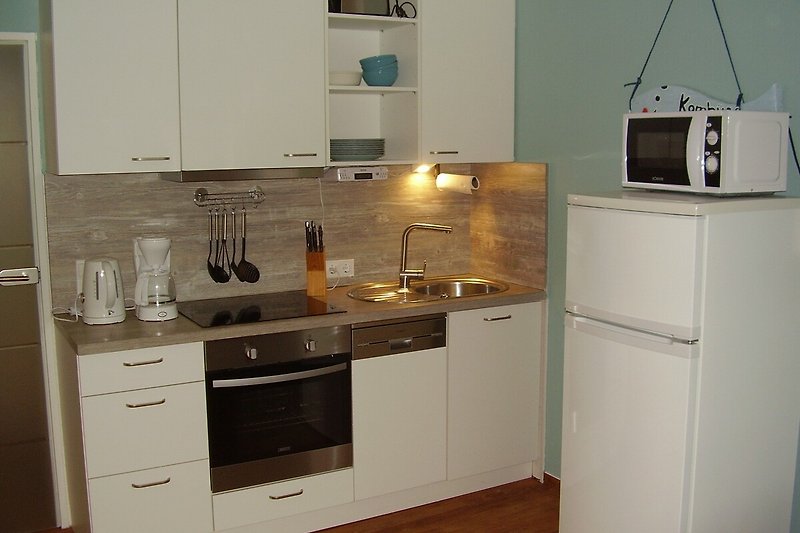 Moderne Einbauküche mit 4Plattenherd und Backofen