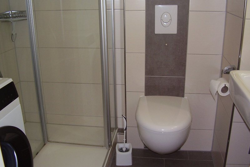Modernes Badezimmer mit Hänge-WC