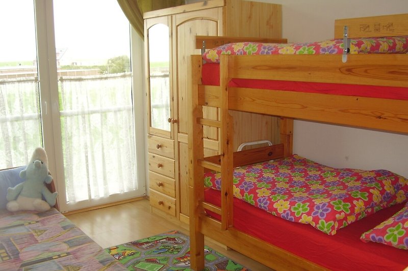 Schlaf-/Kinderzimmer mit Etagenbett und Schlafcouch