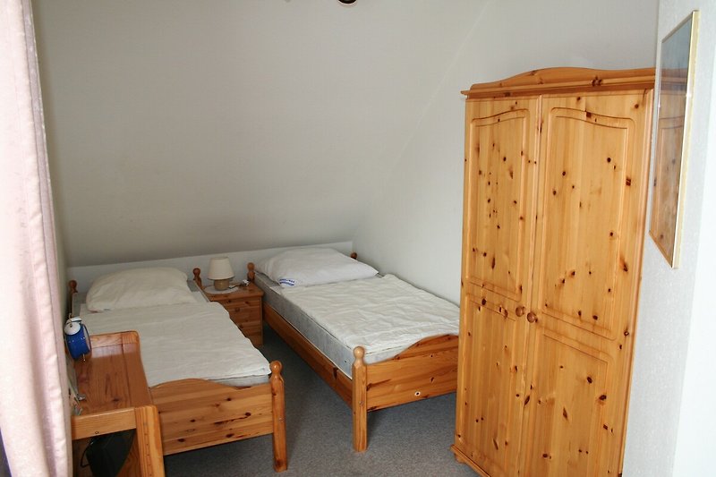 Schlaf-/Kinderzimmer mit 2 Einzelbetten