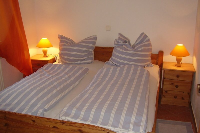 Gemütliches Schlafzimmer mit Doppelbett unten