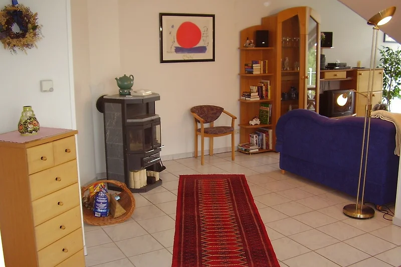Gemütliches Wohnzimmer mit Kaminofen.