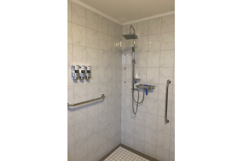 Stufenfreies apartment mit Douche mit Handgrife Douchestuhl und Seifespender