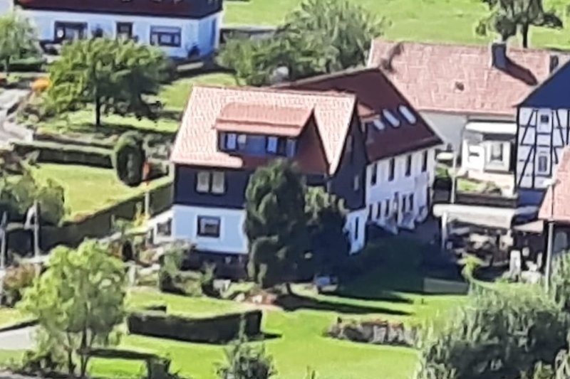 Gemütliches Ferienhaus mit grüner Umgebung und malerischem Garten.