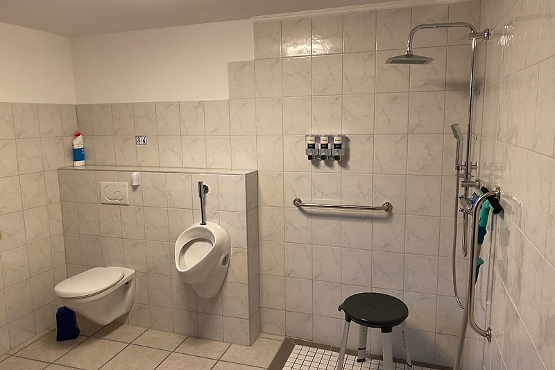 Drempelvrije badkamer met mindervalieden  inrichting en open  douche