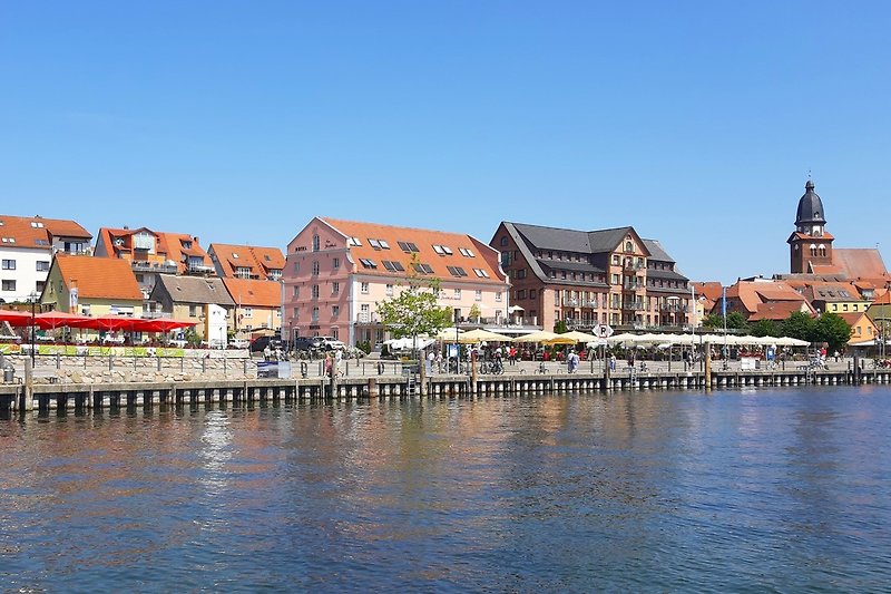Waren -Hafen mit Altstadt