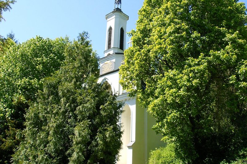 Burg Schlitz- Kapelle im Park
