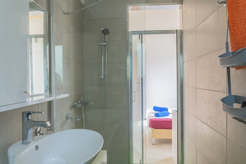 Schönes Badezimmer mit moderner Dusche und stilvoller Beleuchtung.