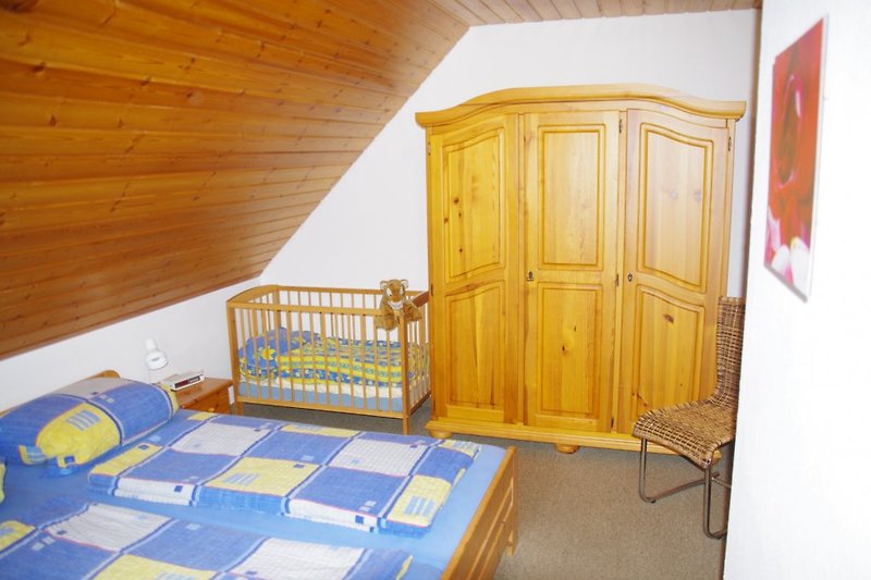 Elternschlafzimmer mit Babybett