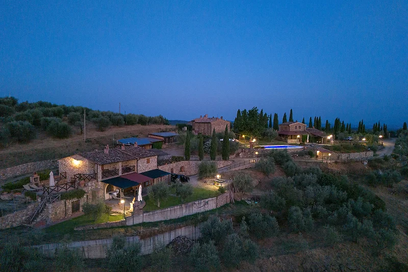 Bezaubernde Nachtansicht der Villa mit beleuchtetem Innenhof.