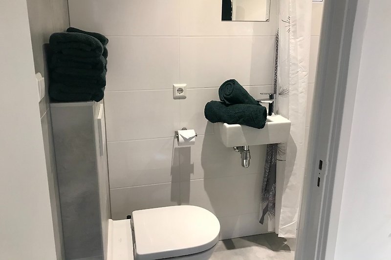 Badezimmer mit Wc und ebenerdiger Dusche
