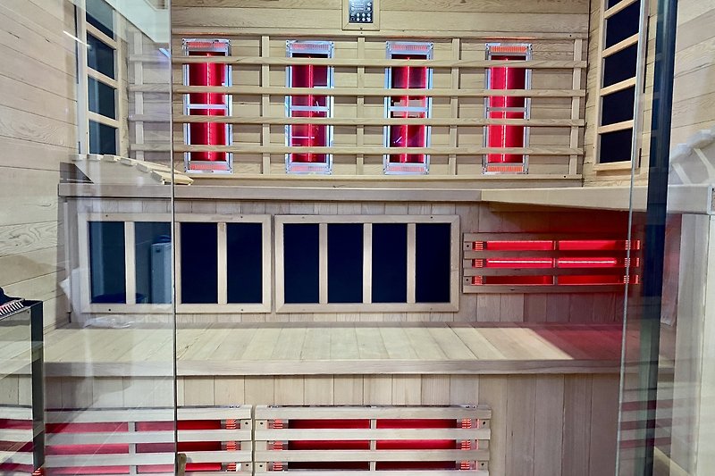 Ein modernes Apartment mit roten Fenstern und Holzboden.