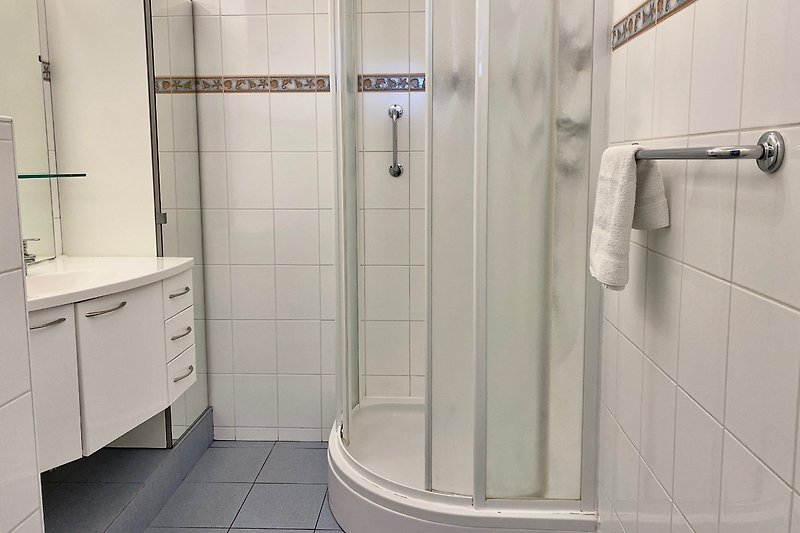 Badezimmer ensuite; mit Dusche, Toilette und Spule