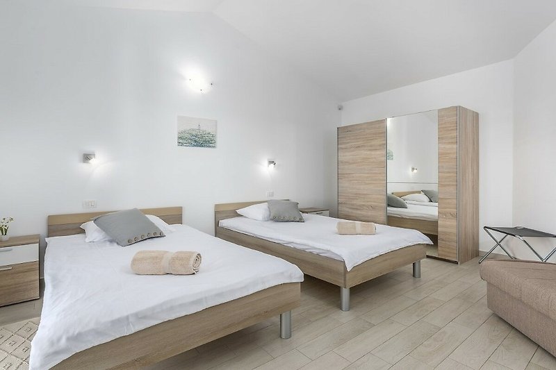 Modernes Schlafzimmer mit elegantem Holzmöbeln und stilvoller Beleuchtung.