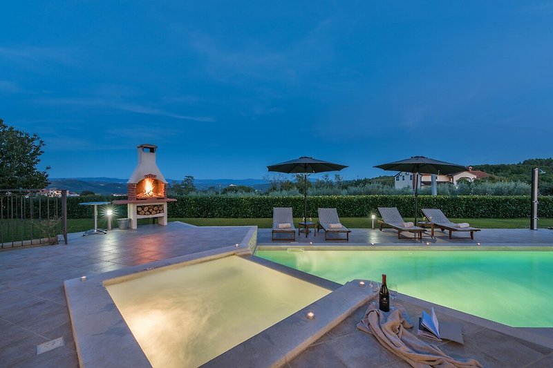 Luxuriöses Resort mit Pool, Palmen und Meerblick.