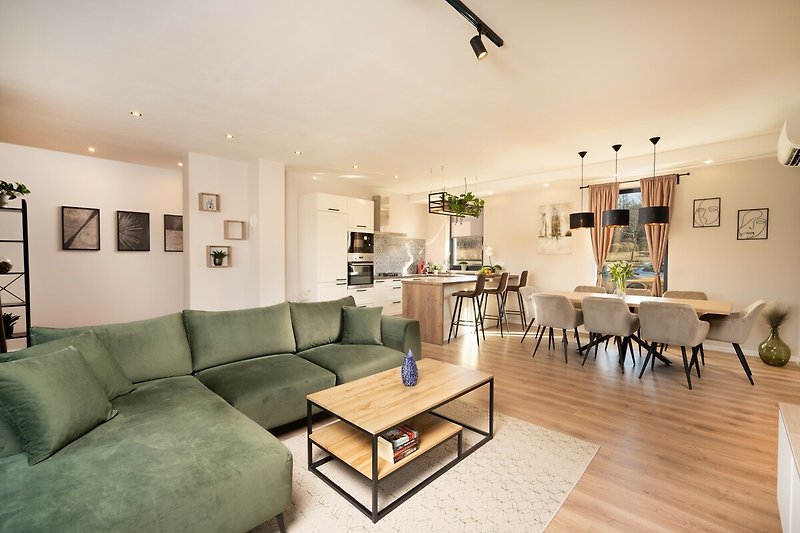 Wohnzimmer mit bequemer Couch, stilvollen Möbeln und moderner Dekoration.
