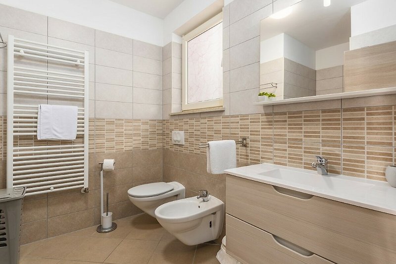 Modernes Badezimmer mit elegantem Design und stilvoller Einrichtung.