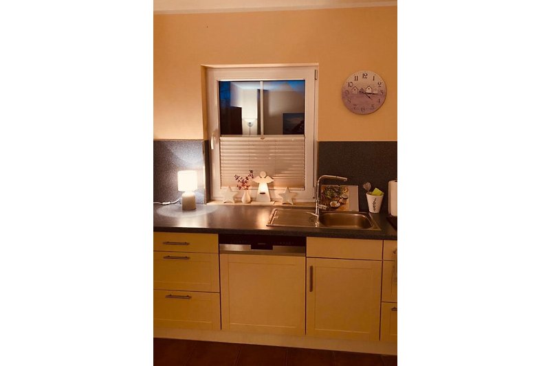 Moderne Küche mit elegantem Design, hochwertigen Möbeln und stilvoller Beleuchtung.