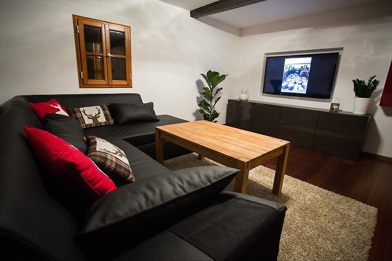 Wohnzimmer mit Flat TV.