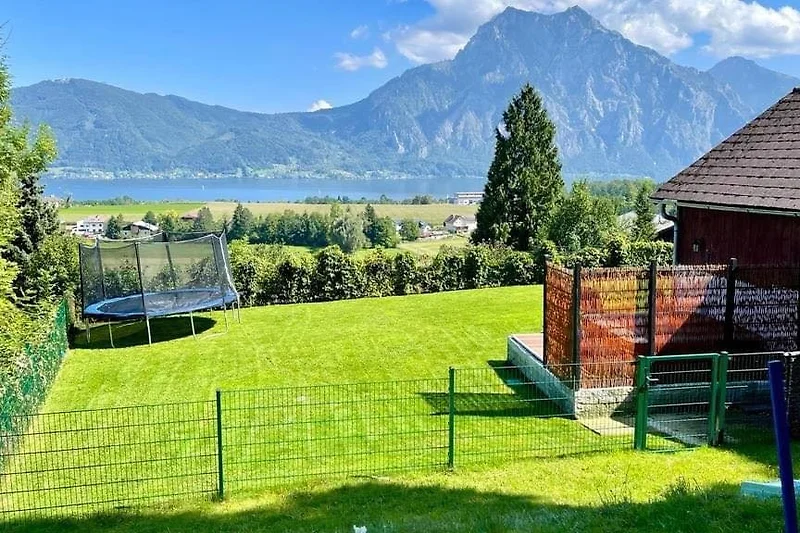 Ausblick vom umzäunten Garten mit Whirlpool auf Traunsee und Traunstein.